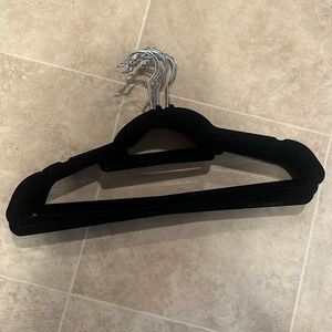 10 Velvety black hangers
